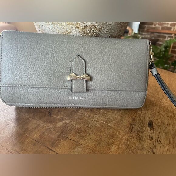 Free with purchase 🛍️Anne Klein” wallet - Picture 1 of 6